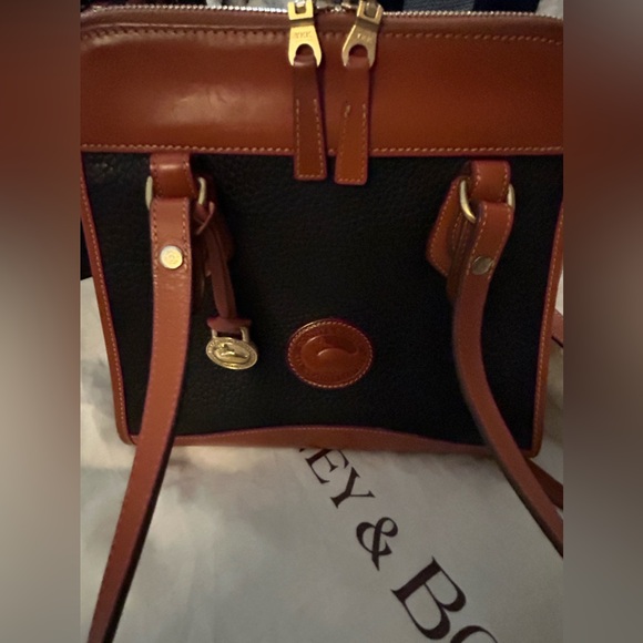 Authentic Dooney & Bourke shoulder bag in gorgeous condition. Beautiful! - Picture 2 of 8